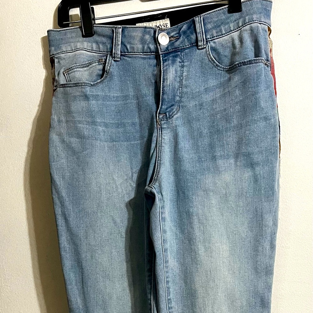Knox Rose Light Blue Women’s Colorfully Embroidered Denim Skinny Jeans, size 6.